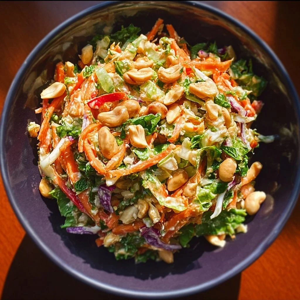 Asiatischer Erdnusssalat mit frischen Zutaten und Erdnusdressing