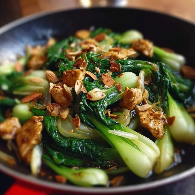 Hähnchen Pak Choi Pfanne mit Mandeln auf einem Teller serviert
