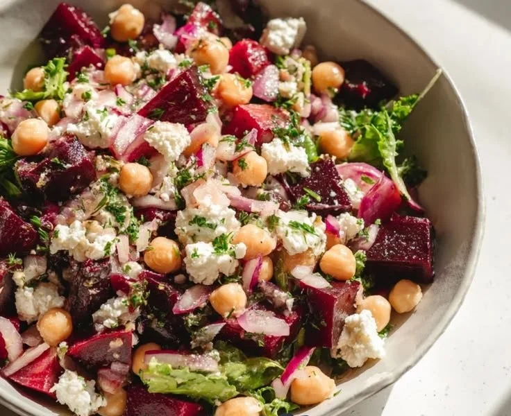 Kichererbsen-Rote Bete-Feta Salat mit Zitronen-Knoblauch-Vinaigrette
