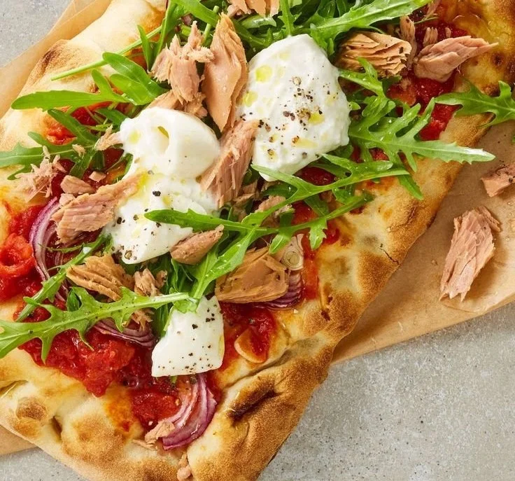 Thunfischbällchen in Kokosmilch-Gemüsecurry serviert auf einem bunten Teller
