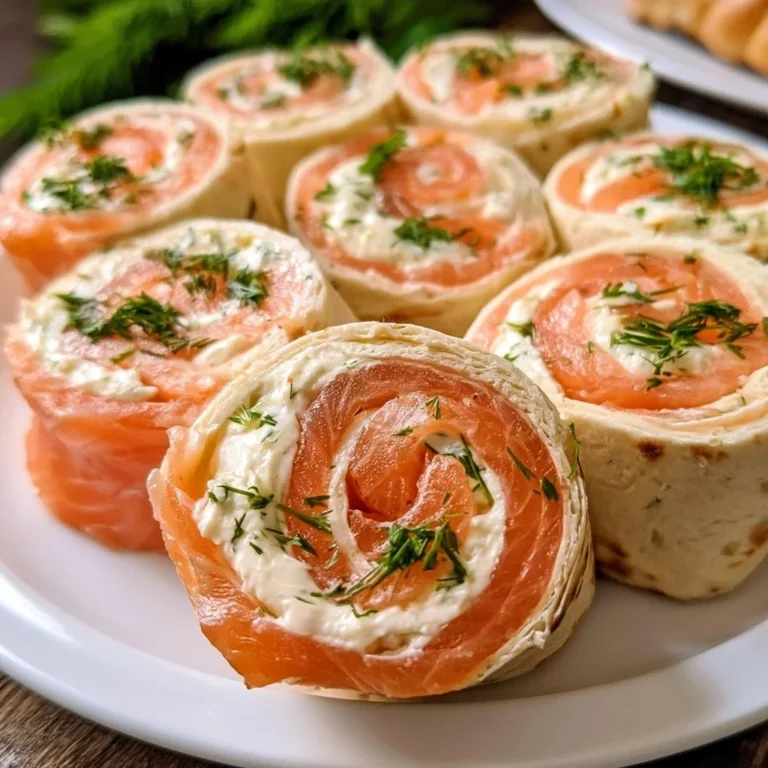 Frischkäse-Lachs-Röllchen auf einem Tablett, perfekt für den Osterbrunch